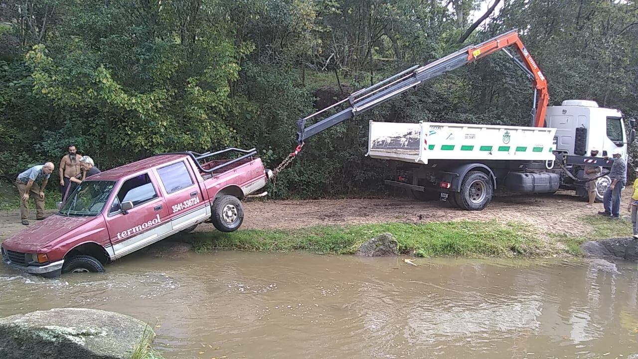 El momento en que logran sacar la camioneta del arroyo.