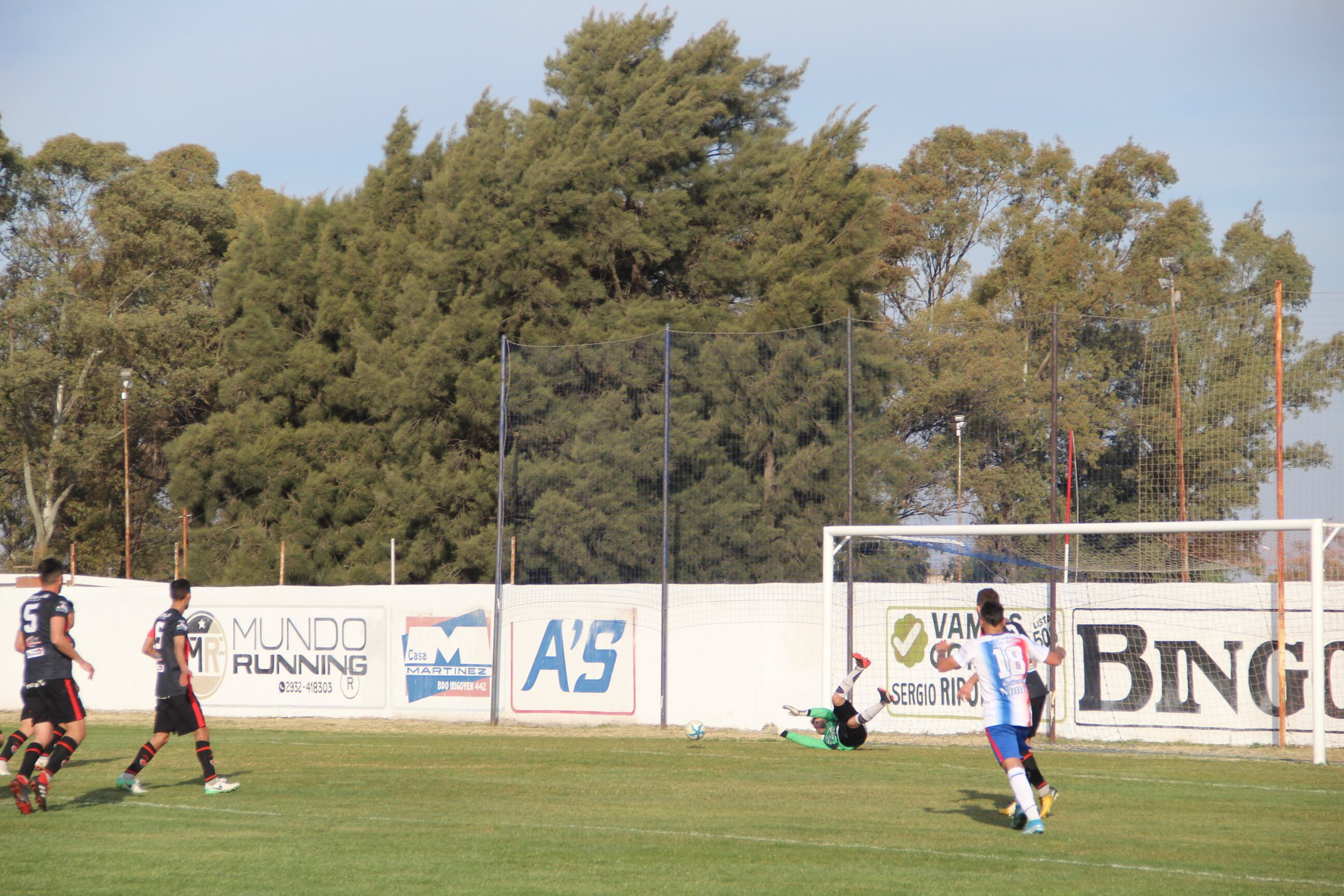 Pedro Fernández ya marcó el 2 a 2 final.