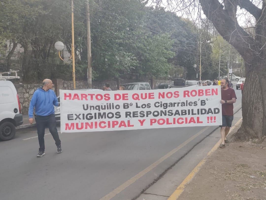 Manifestación en la municipalidad de Unquillo en reclamo por mayor seguridad. (La Voz)