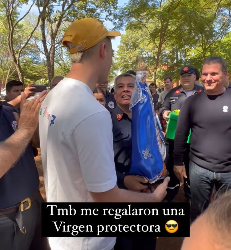 Bomberos de Corrientes le regalaron a la Virgen de Itatí a Santi Maratea.