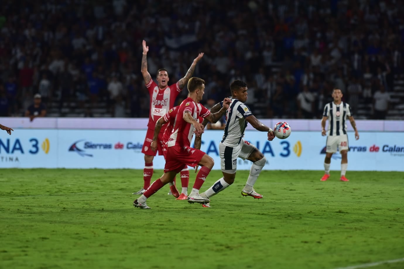 Rafael Pérez, el defensor de Talleres que generó un penal a favor de la T en uno de los últimos instantes del partido ante Unión. (Facundo Luque)