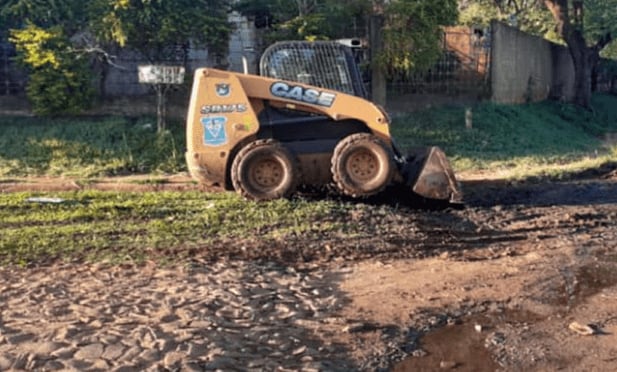 Ejecutan obras de limpieza y señalización de cordón cuneta en Puerto Iguazú.