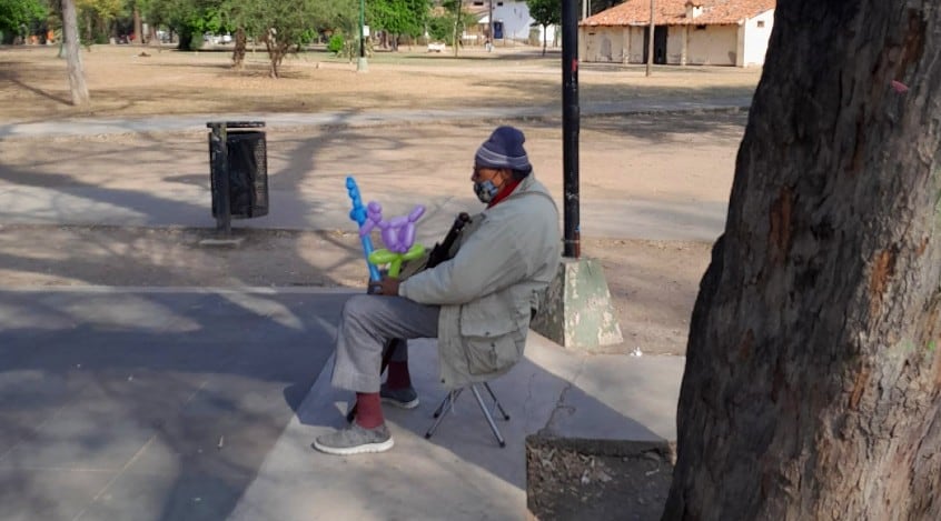 Mario sentado en el mismo lugar de siempre en el parque.