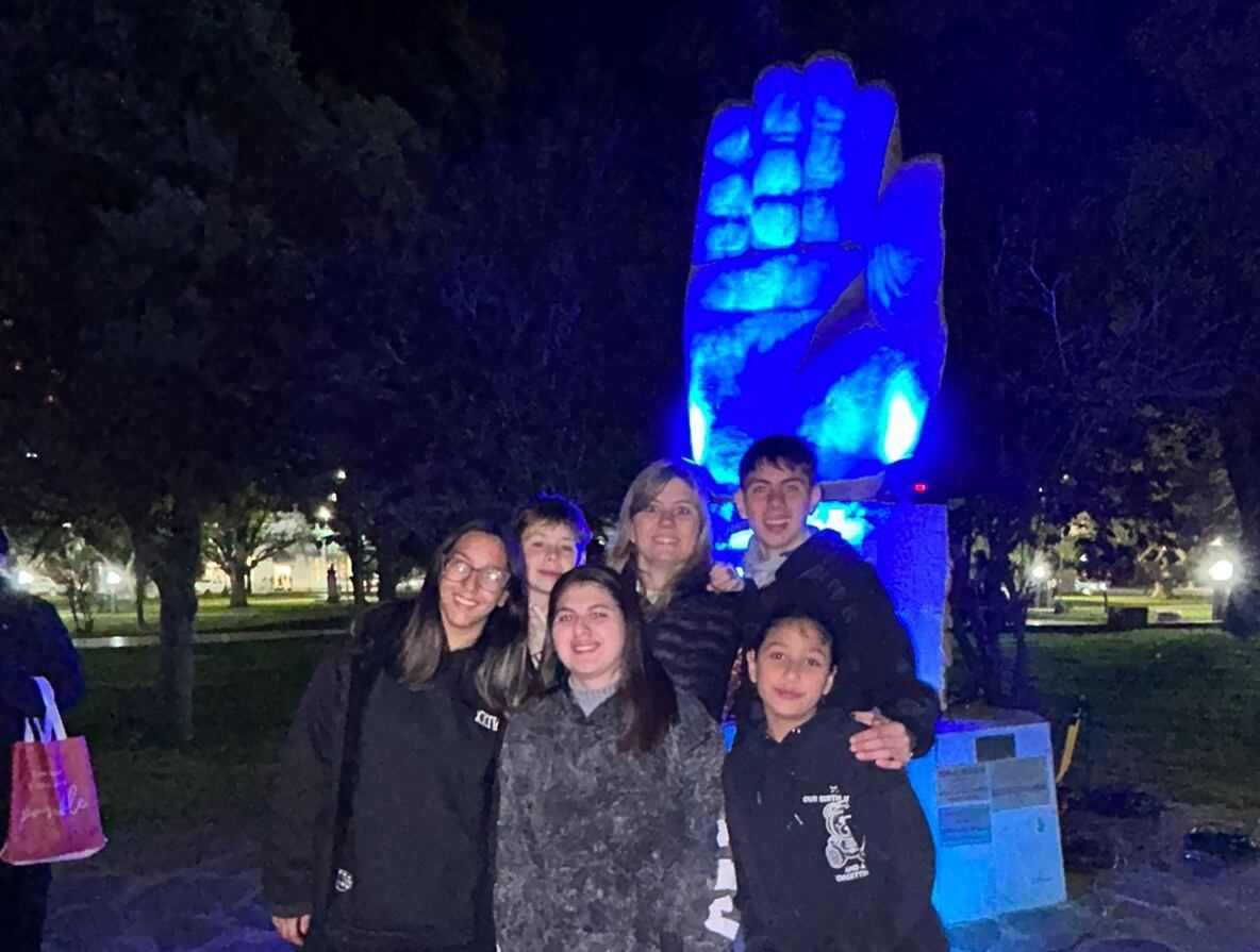 En el Día Internacional de la lengua de Señas iluminaron de azul el Monumento al Amigo