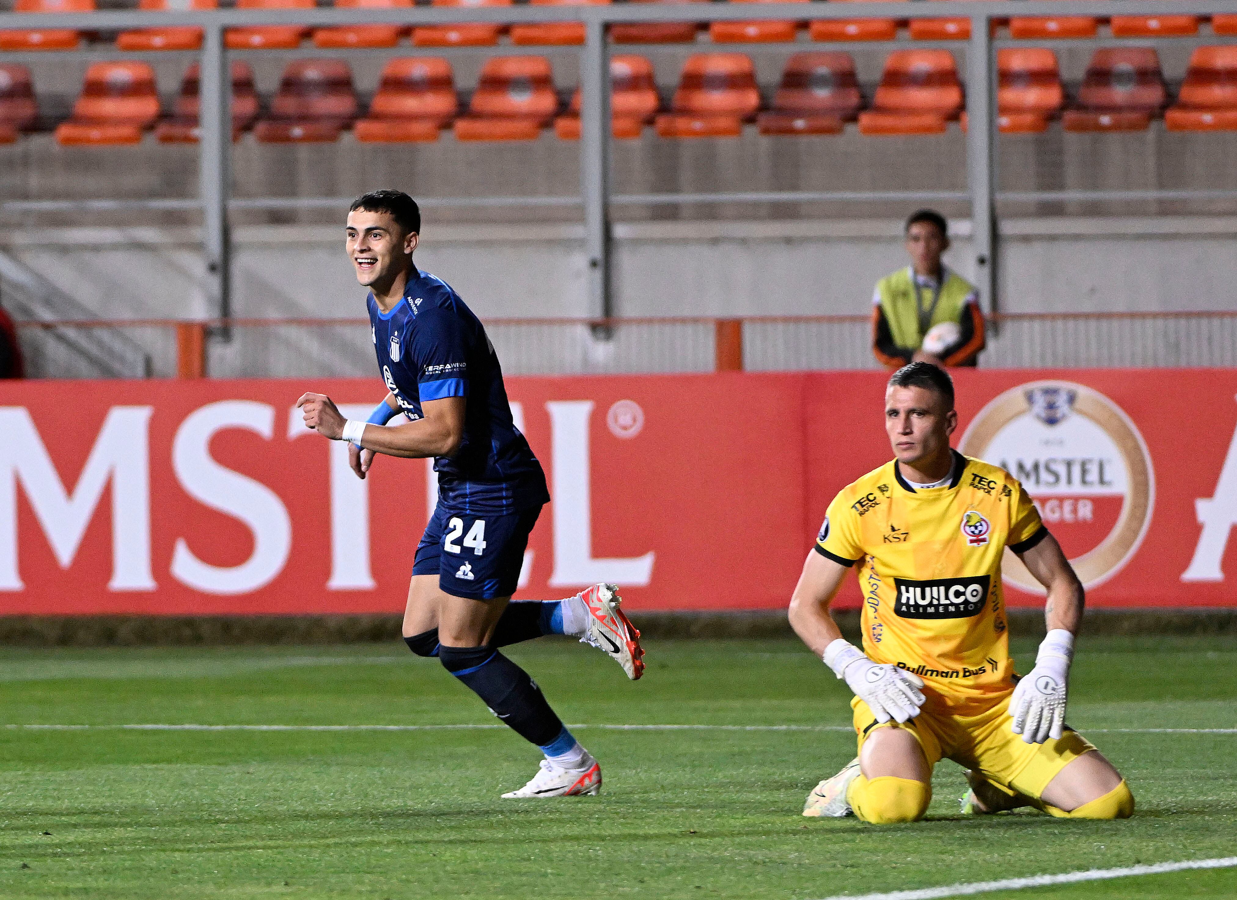 Talleres domina y supera a Cobresal, en Chile, por Copa Libertadores. (Fotobaires)