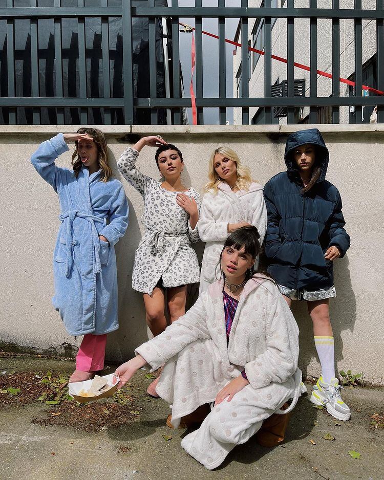 Valentina Zenere junto a las actrices de 'Élite' en medio del rodaje de su quinta temporada.