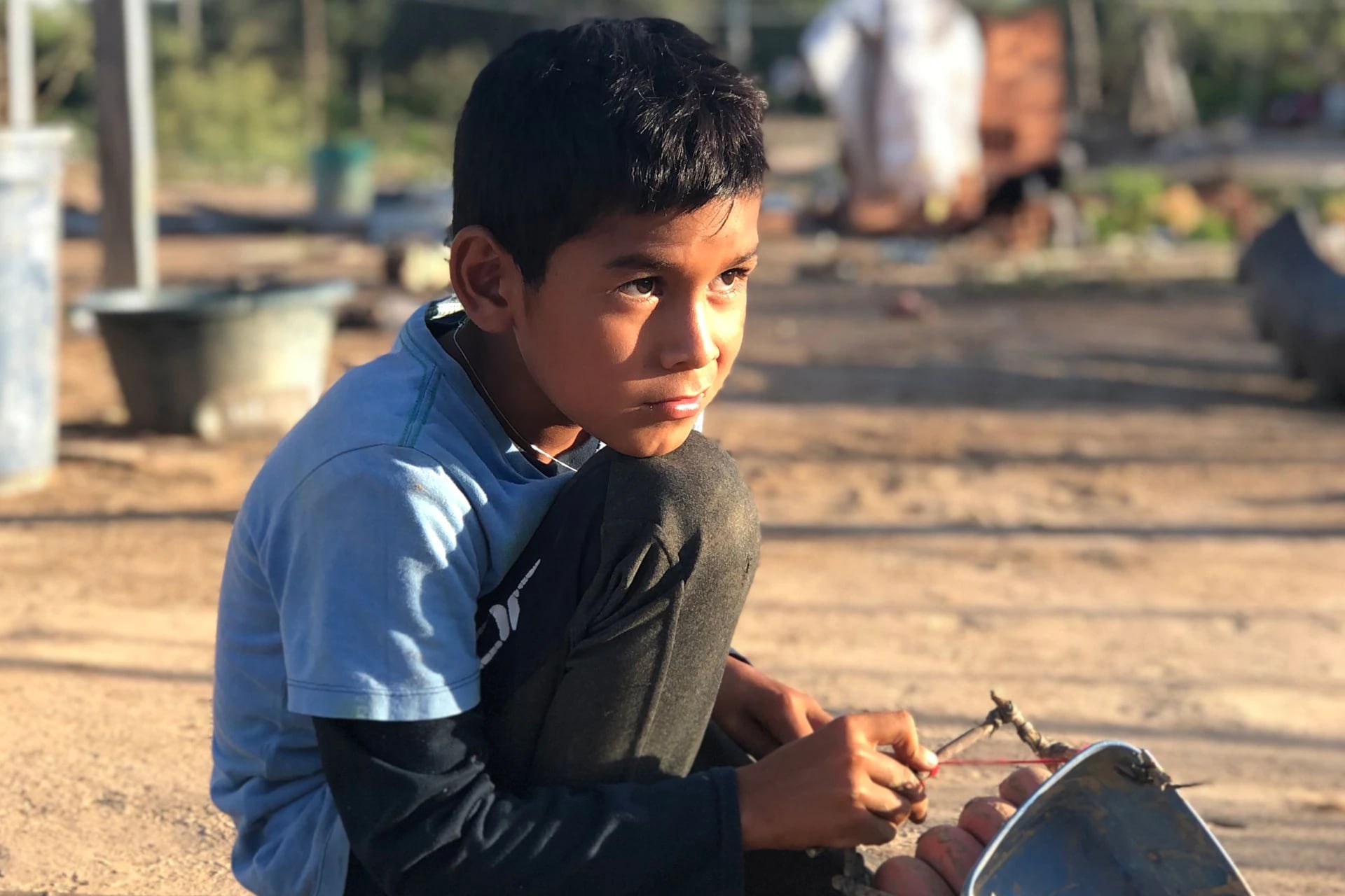 La comunidad recibe ayuda de la Cruz Roja, pero necesitan un mejor acceso al agua potable y la luz.