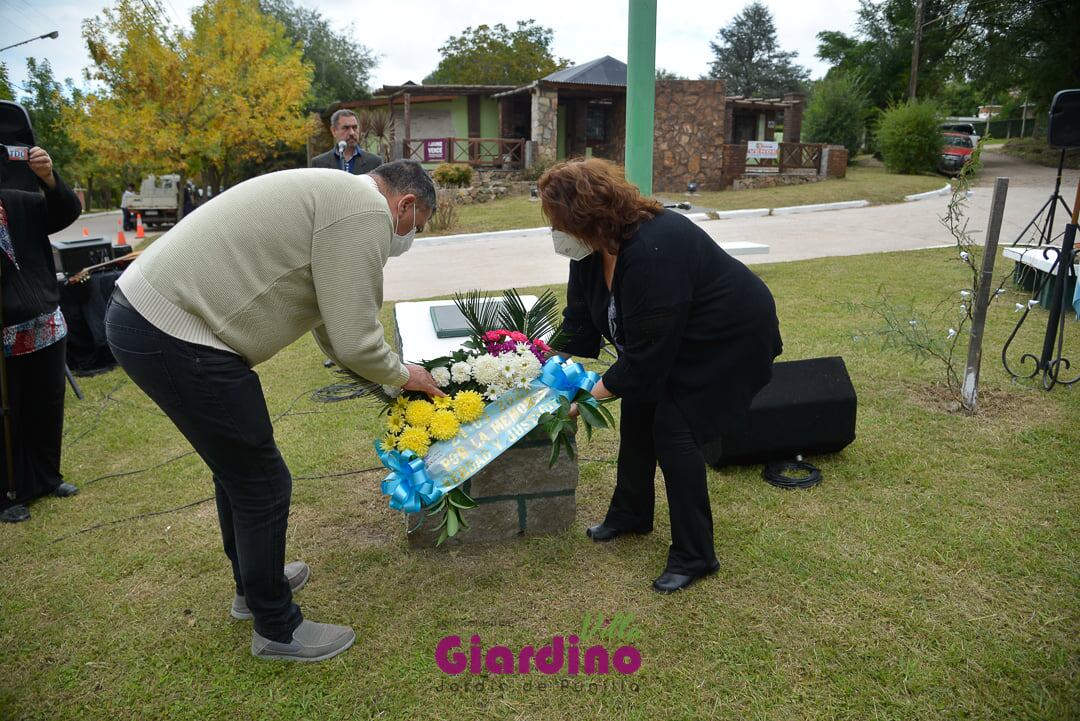 Intendente de Villa Giardino, Omar Ferreyra, junto a autoridades y vecinos, haciendo entrega de una ofrenda en memoria de los desaparecidos en el último Golpe de Estado.