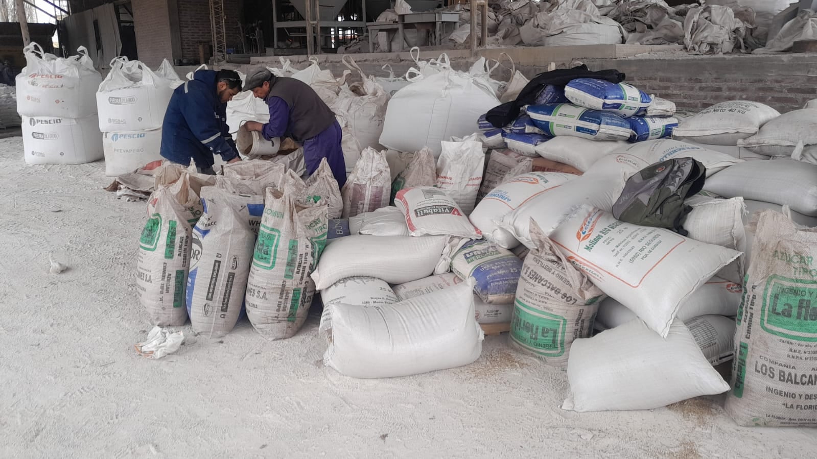 Ayudan a los puesteros con alimento para el ganado.