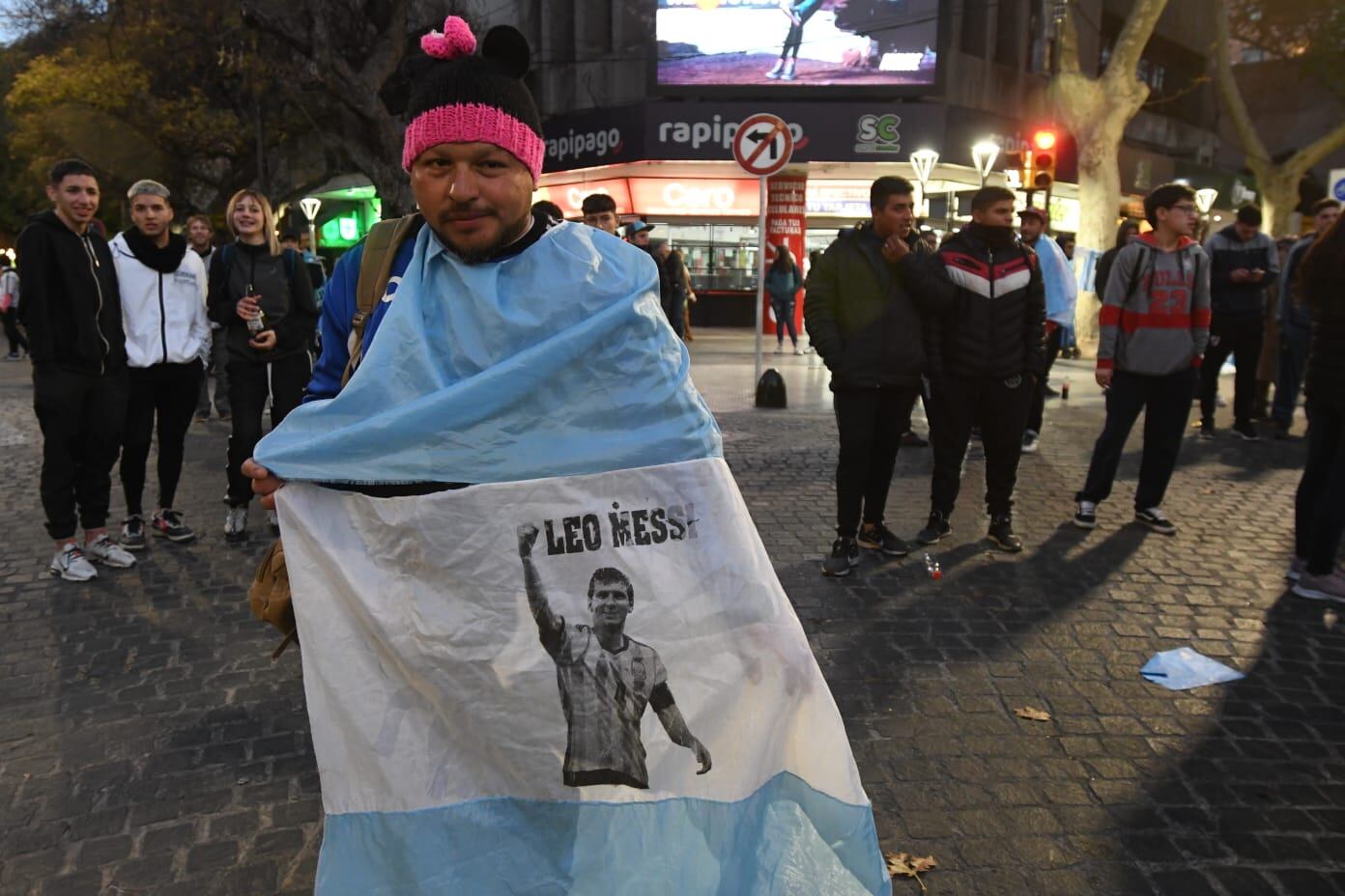 Mendoza festejó en pleno centro el triunfo argentino ante Italia. Messi el sello de la celeste y blanca.