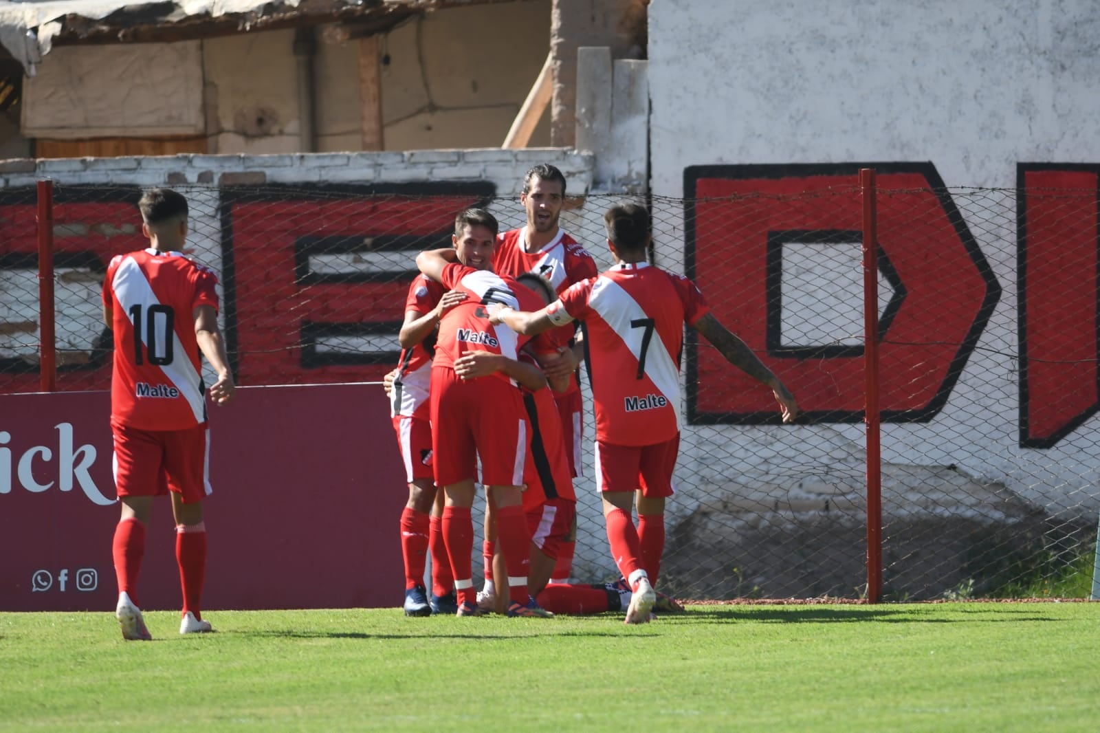 Bruno Nasta recibe el abrazo de sus compañeros tras marcar el 1-0 del Cruzado sobre Tristán Suárez. / José Gutiérrez (Los Andes).