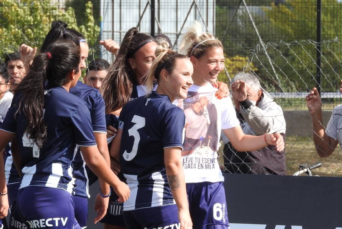 Milagros Mina y su celebración de gol en Talleres (Luz Bernal - Cronómetro en Cero)