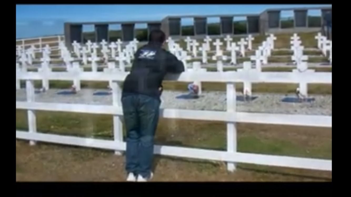 Rubén Accastello en el cementerio de los caídos en la guerra.