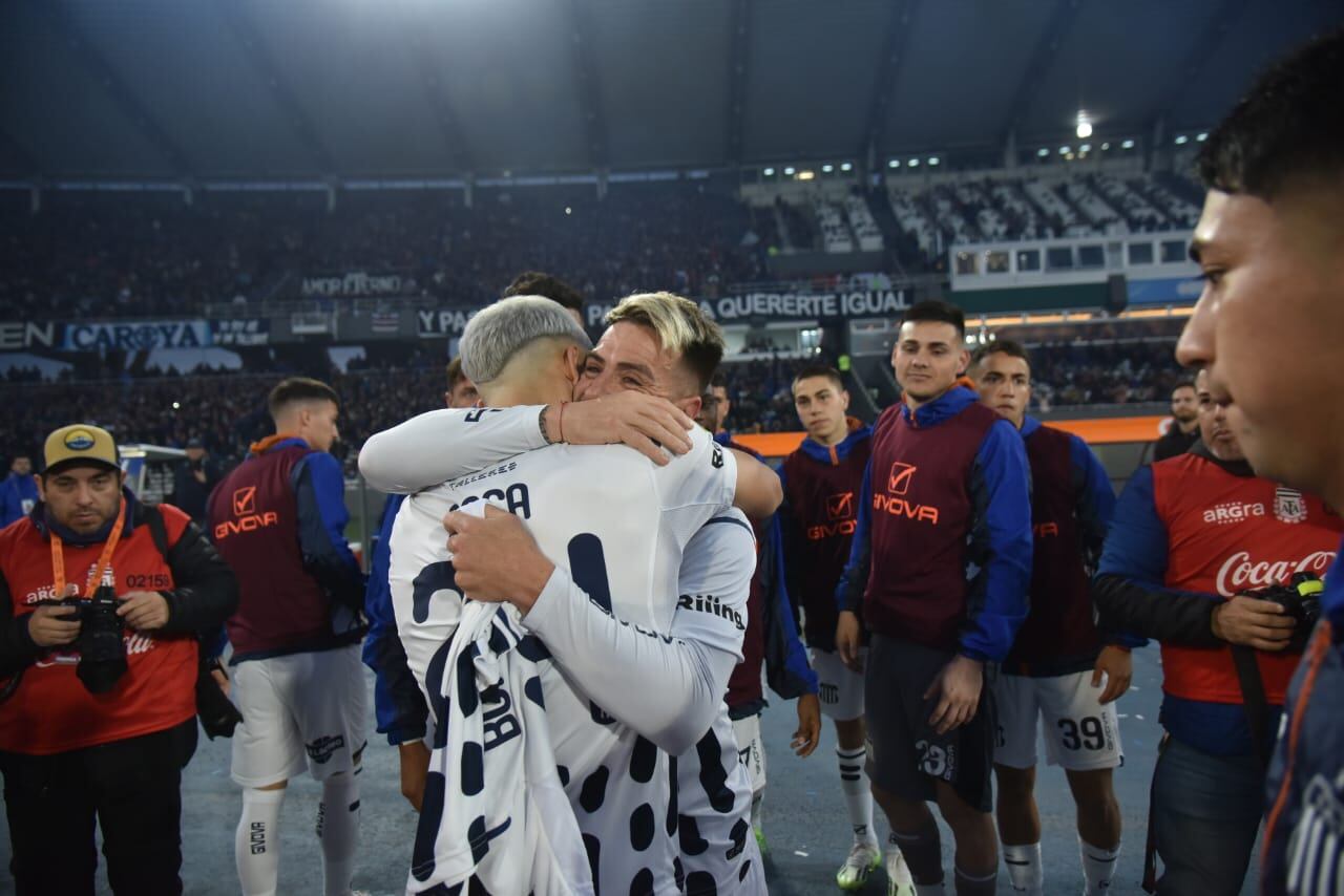 La despedida de Julio Buffarini de Talleres. Sus compañeros e hinchas homenajearon al volante, que deja al Matador. (Facundo Luque / La Voz)