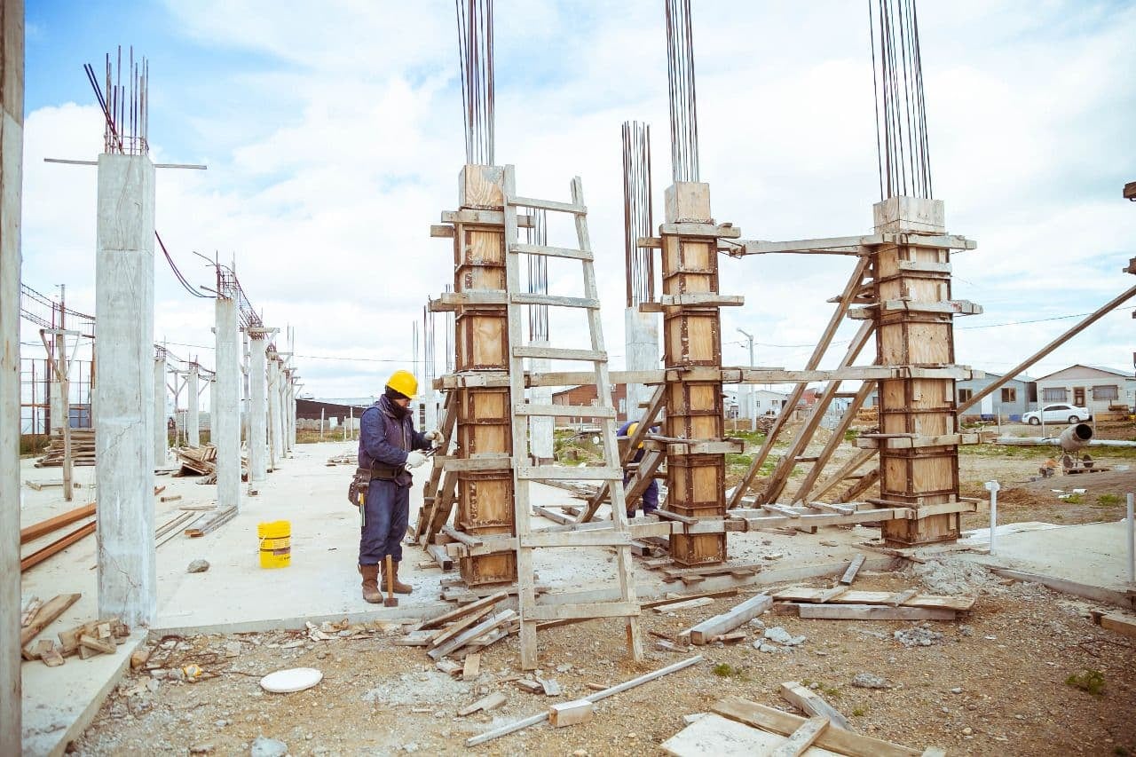 Castillo y Cubino recorrieron las obras del nuevo edificio de la escuela técnica en Margen Sur