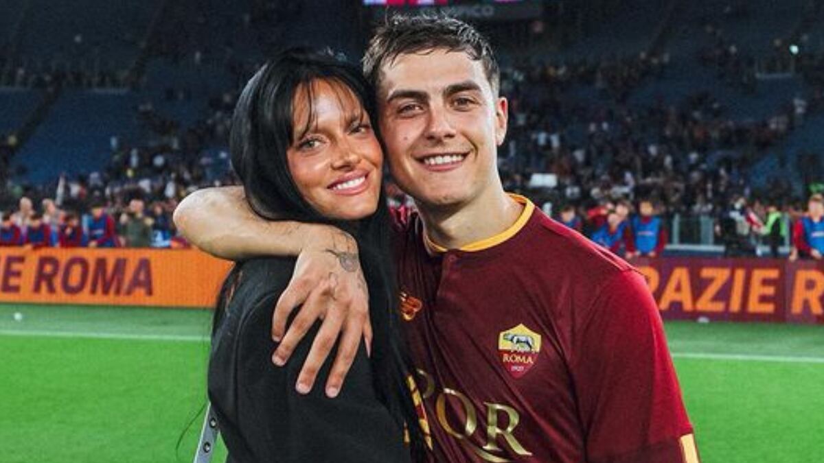 Oriana Sabatini y Paulo Dybala, en composé, lucieron looks total black
