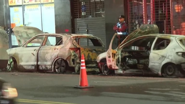 La Policía debió acordonar la zona de los incendios.