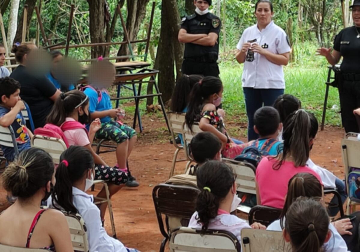 Efectivos policiales realizaron charlas escolares en Puerto Iguazú