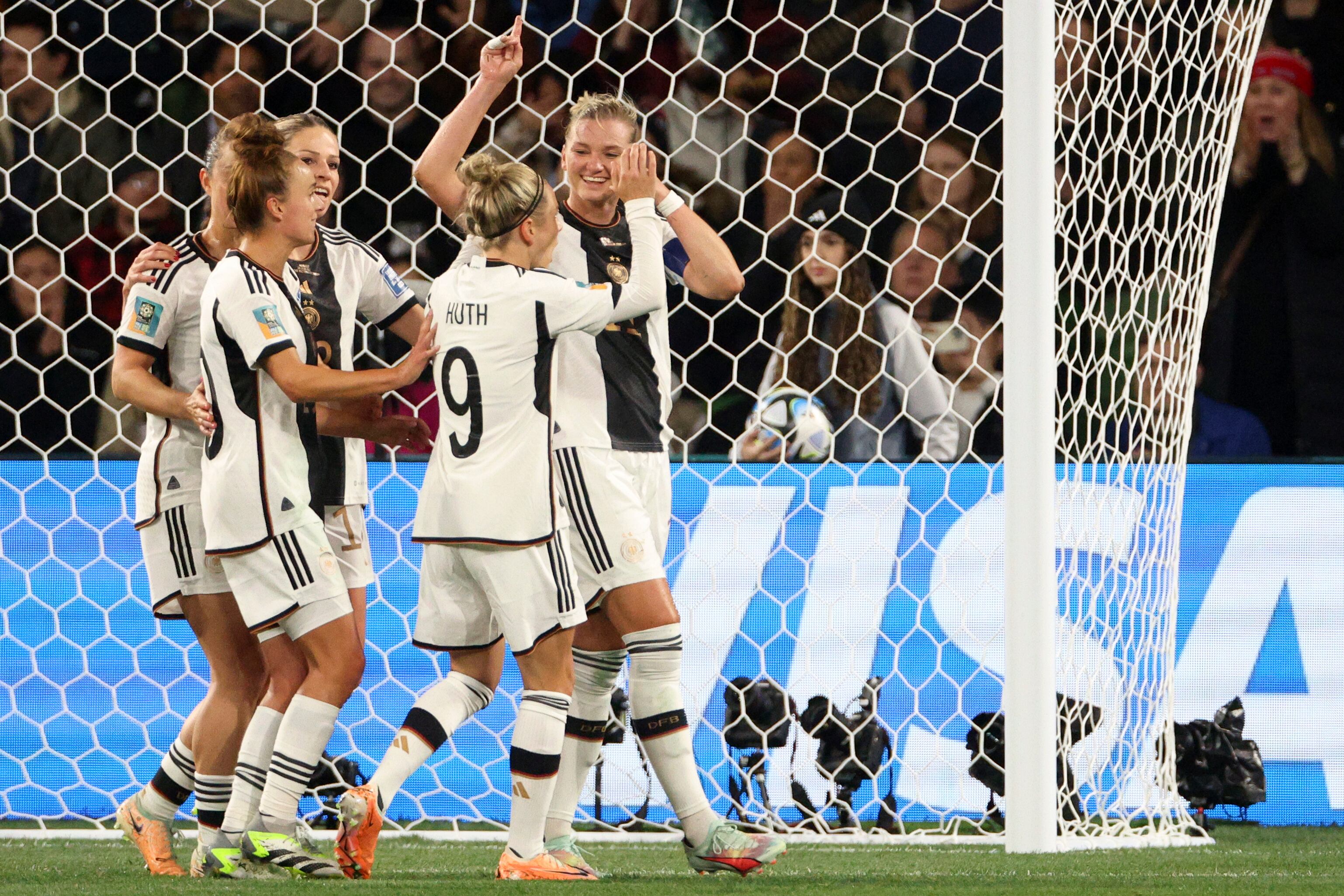 La futbolista alemana Alexandra Popp, a la derecha, celebra tras anotar el segundo tanto de su equipo en el partido contra Marruecos. Foto: AP / Hamish Blair.