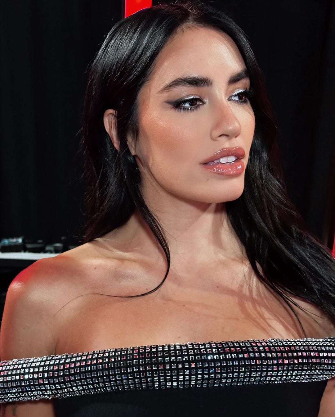 Lali encendió la primavera y mostró mucha piel con un look total black infartante
