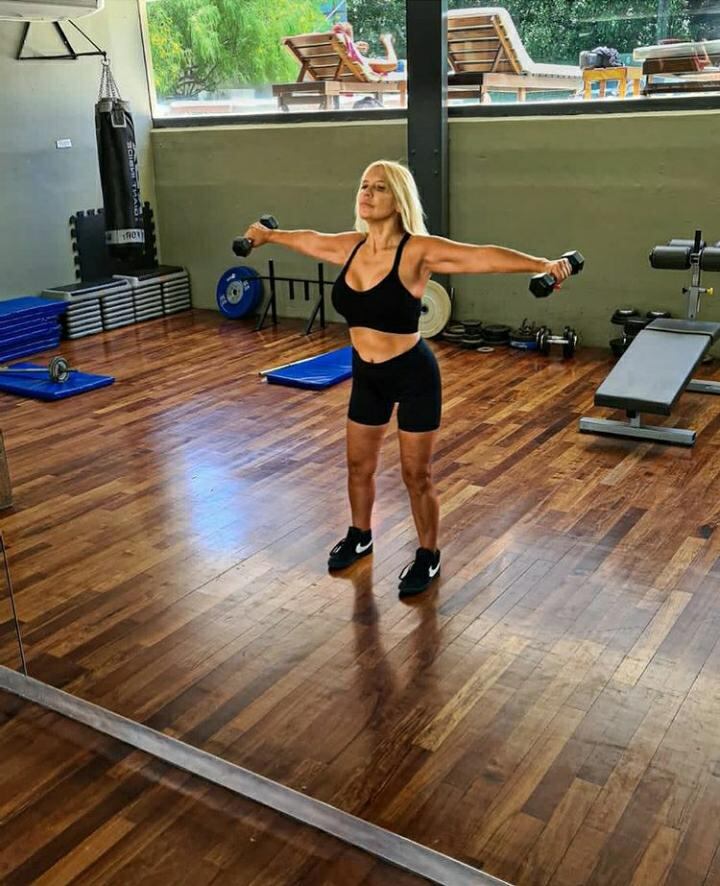 Nora Colosimo entrenando en el gimnasio