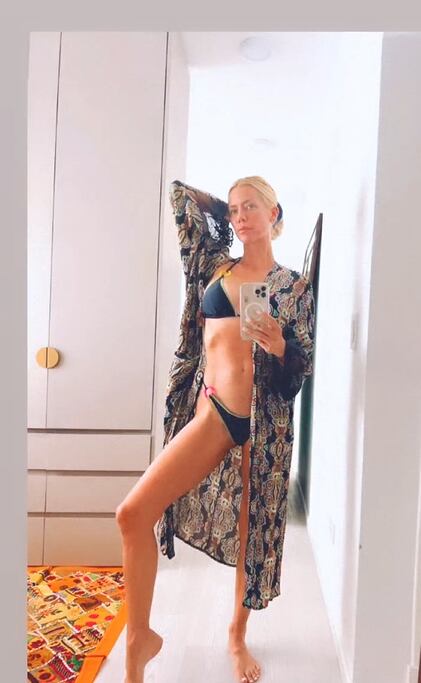 Nicole Neumann en microbikini y kimono glam.