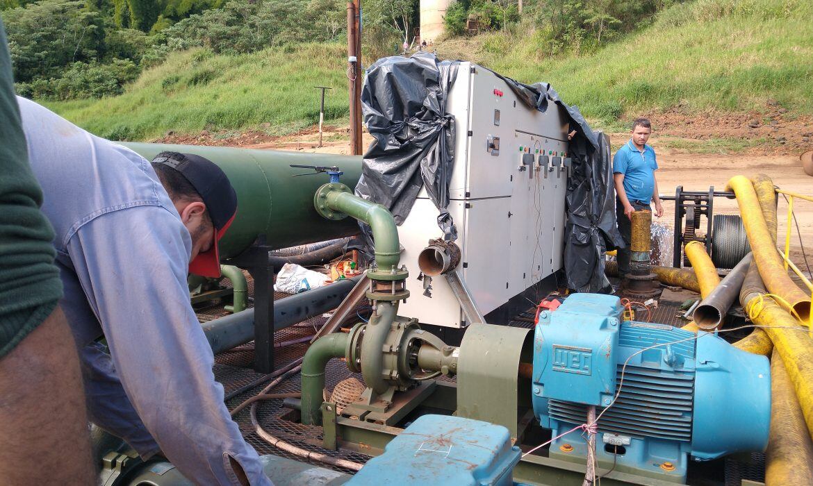 Siguen los trabajos en la toma de agua de Iguazú para contrarrestar el poco caudal de agua que ingresa debido a la bajada del río.