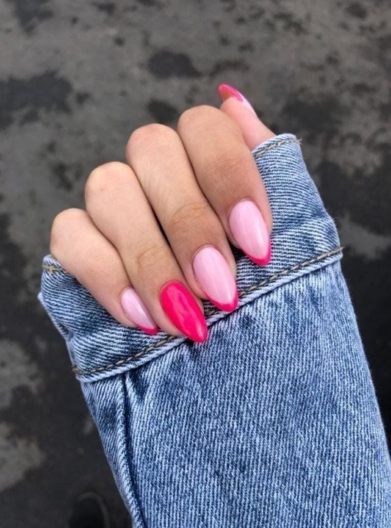 El verdadero barbiecore: un estilo muy jugado en uñas que le da un toque romántico.