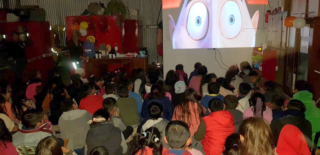 120 niños participaron de la gran sala de cine, acondicionada en el mismo cuartel.