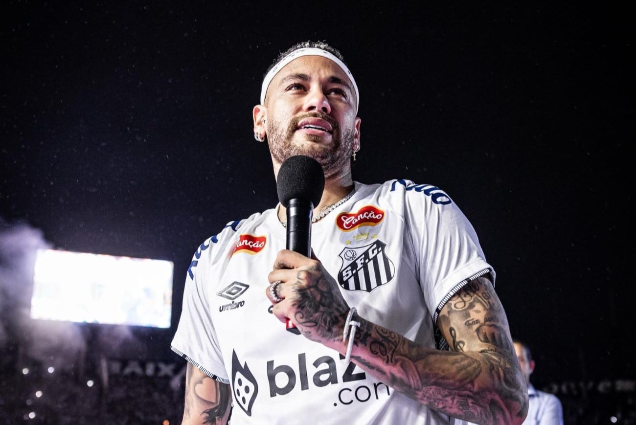 Neymar volvió al Santos de Brasil y lo recibieron con una fiesta. (Prensa Santos)