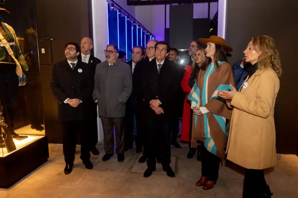 El gobernador de la Provincia, Carlos Sadir, y la vicepresidente de la Nación, Victoria Villarruel, junto a demás autoridades en la recorrida inaugural, en el Cabildo de Jujuy.