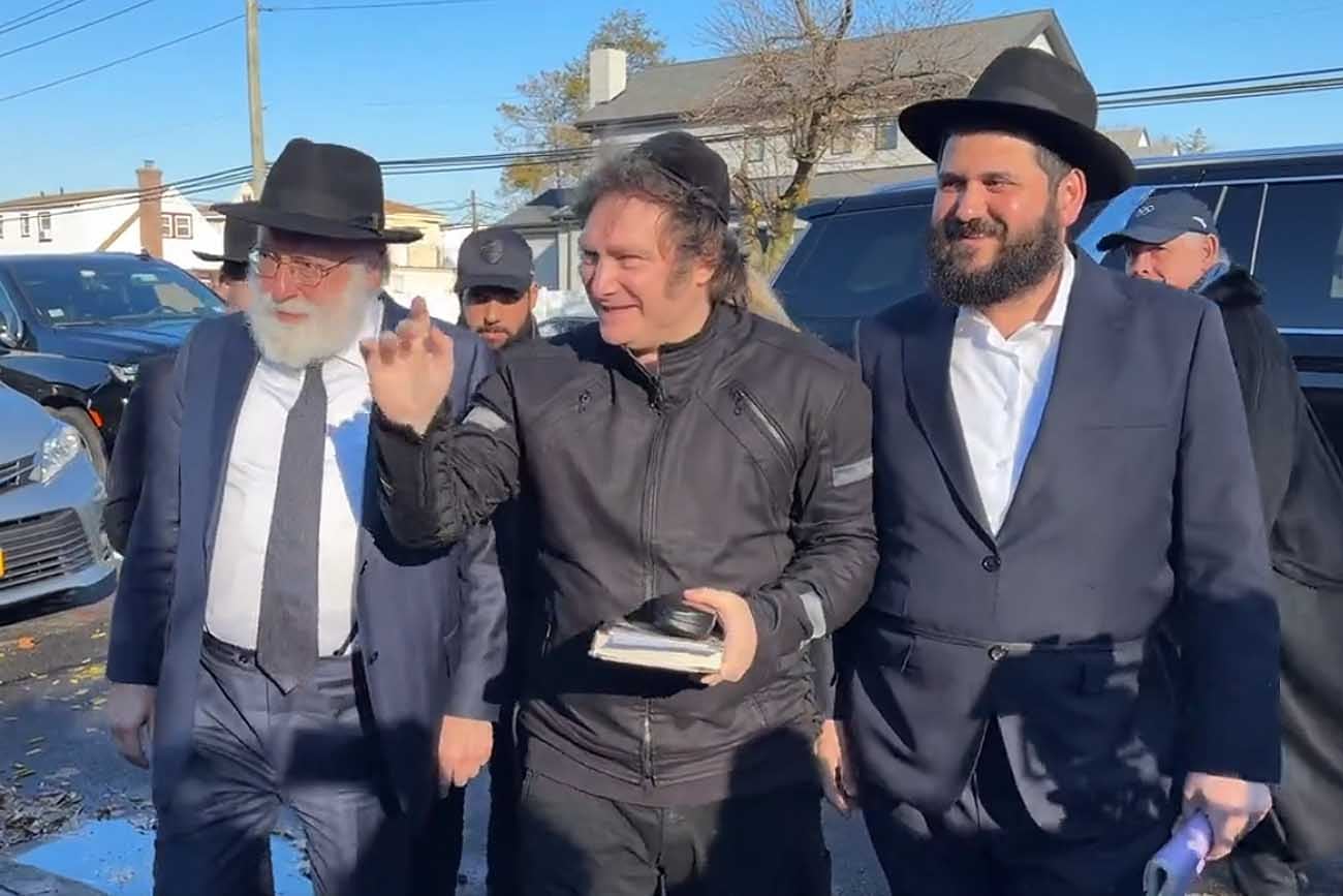 IMAGEN DE ARCHIVO: Javier Milei en su visita a la tumba del rabino Schneerson en el cementerio judío de Montefiore, al este de Nueva York. 