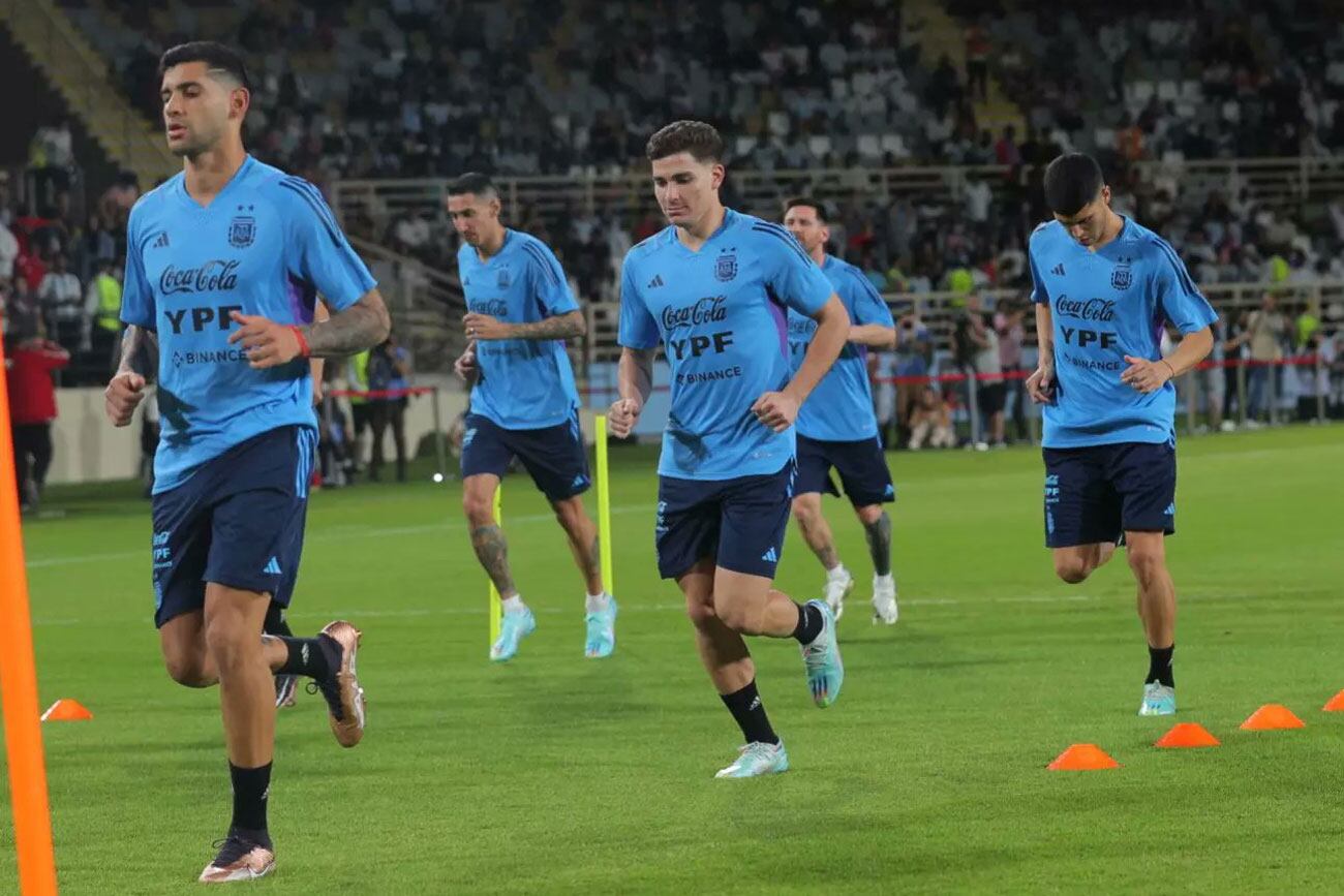 Los cordobeses "Cuti" Romero y Julián Álvarez se ponen a punto en el entrenamiento argentino en Abu Dhbai. (@Argentina)