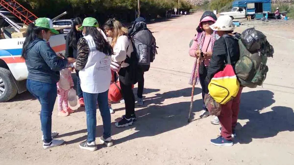 Distintos puestos de servicio ubicados a lo largo del recorrido brindan ayuda, información y asistencia a los promesantes que por horas caminan para visitar el santuario de Punta Corral.