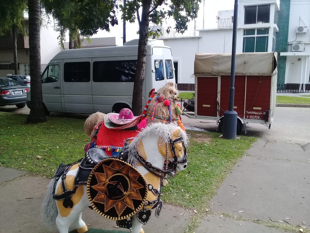 Hicieron una denuncia por maltrato animal en una plaza de Santa Fe y terminaron siendo animales de juguetes.