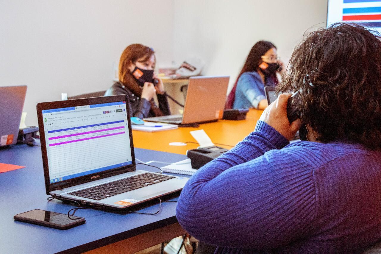 La central telefónica de turnos, en los primeros días se entregaron alrededor de 1000 turnos a vecinos y vecinas de 80 años de edad en adelante.