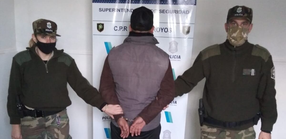 Era buscado por abuso de arma y robo y fue detenido en un control vehicular