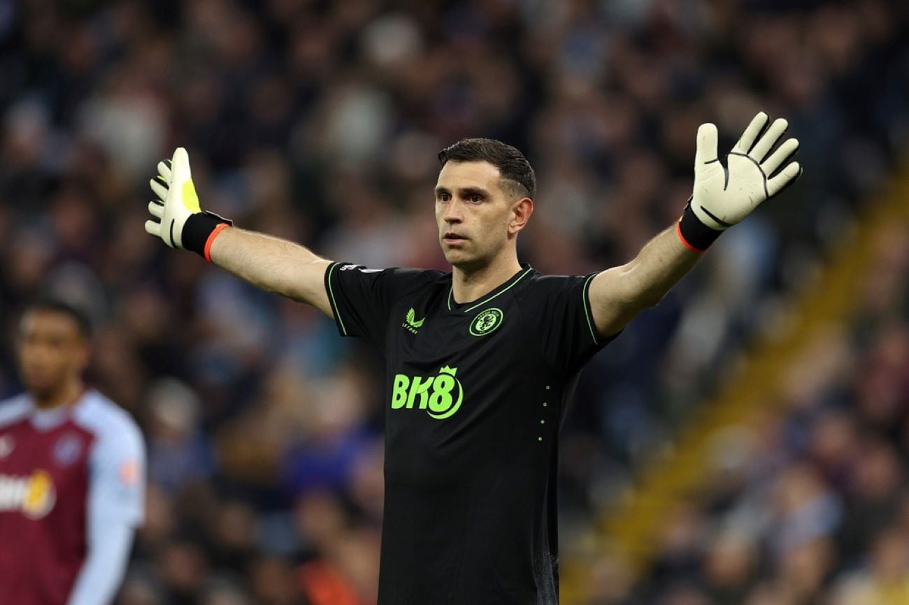 Dibu Martínez con la camiseta del Aston Villa Football Club