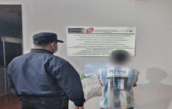 Un joven terminó detenido tras agredir a unos adolescentes en Santo Pipó.