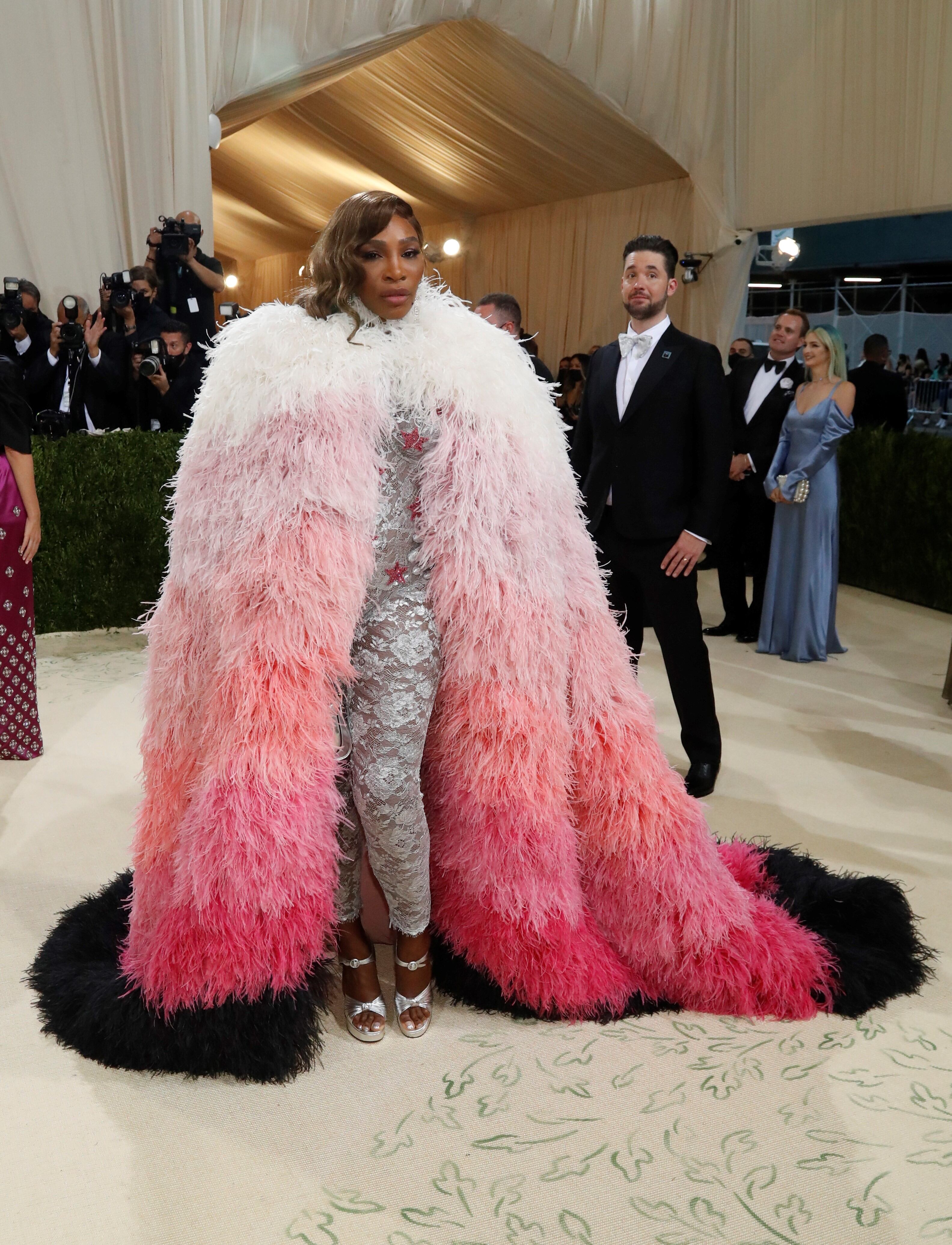 Las plumas han sido las protagonistas de la noche y la capa de Williams es una prueba de ello.