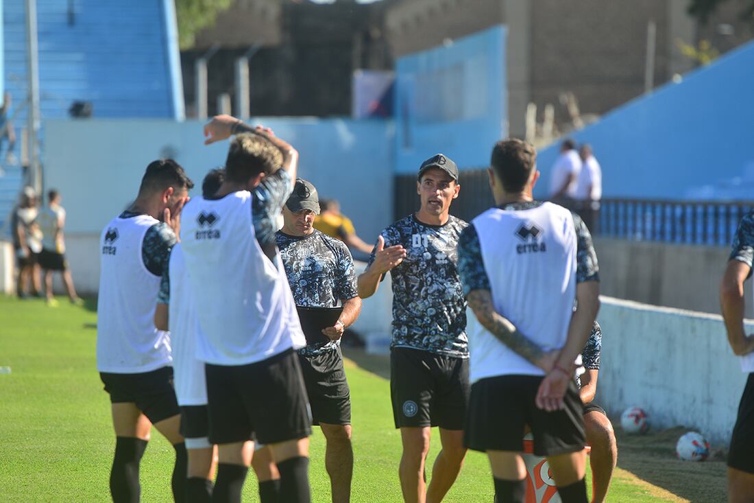 El DT Guillermo Farré, con el equipo en la cabeza para el clásico y el debut en Primera Nacional (Foto: Pedro Castillo).