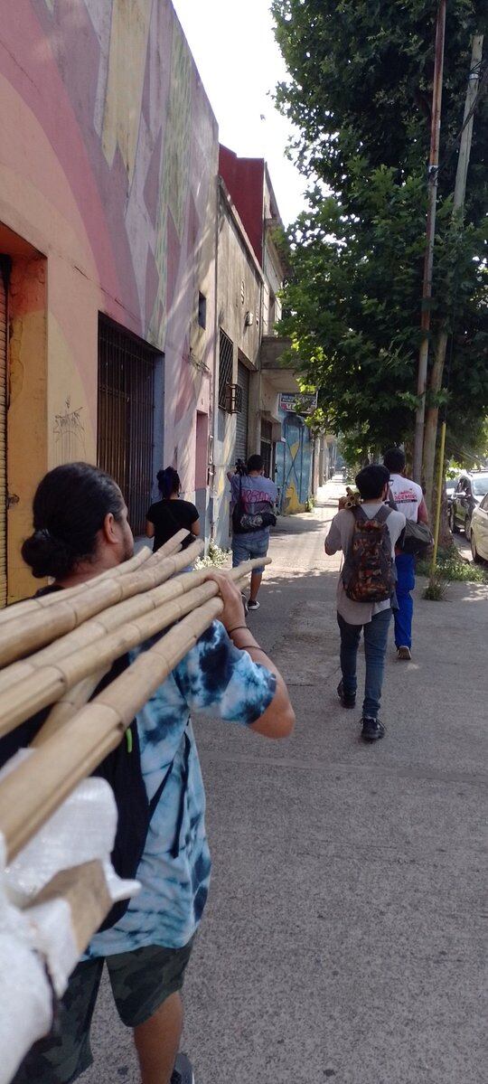 La imagen de los manifestantes de camino a realizar el corte del Puente Pueyrredón.