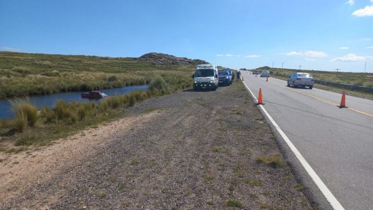 Perdió el control de su camioneta en Las Altas Cumbres y terminó dentro de una laguna con su familia
