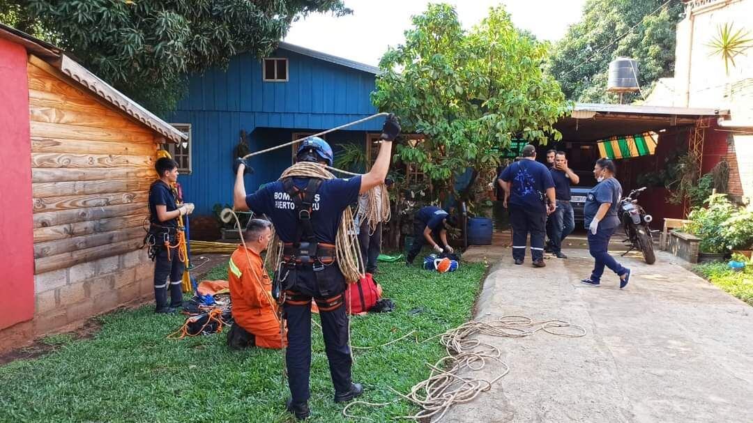 Rescataron a un hombre que se descompensó limpiando un pozo en su vivienda en Iguazú