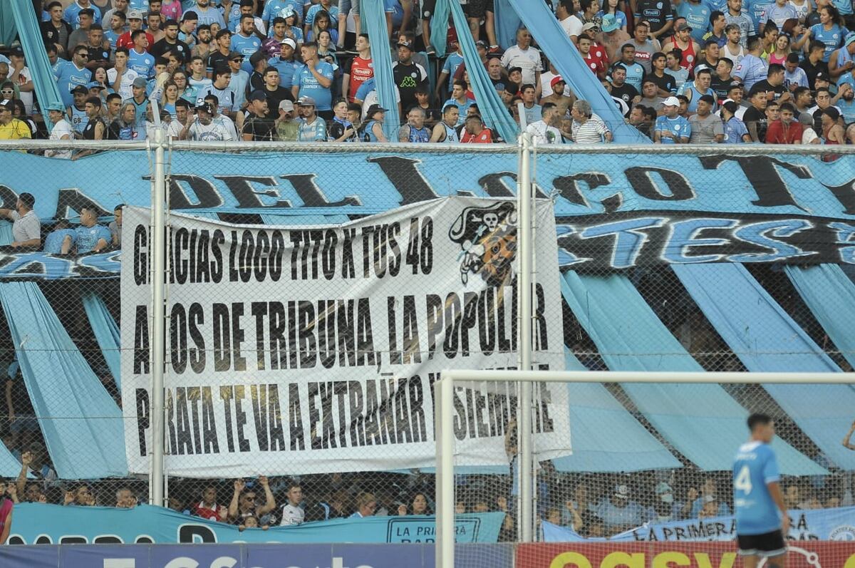 La bandera en la popular de Belgrano, dedicada al Loco Tito