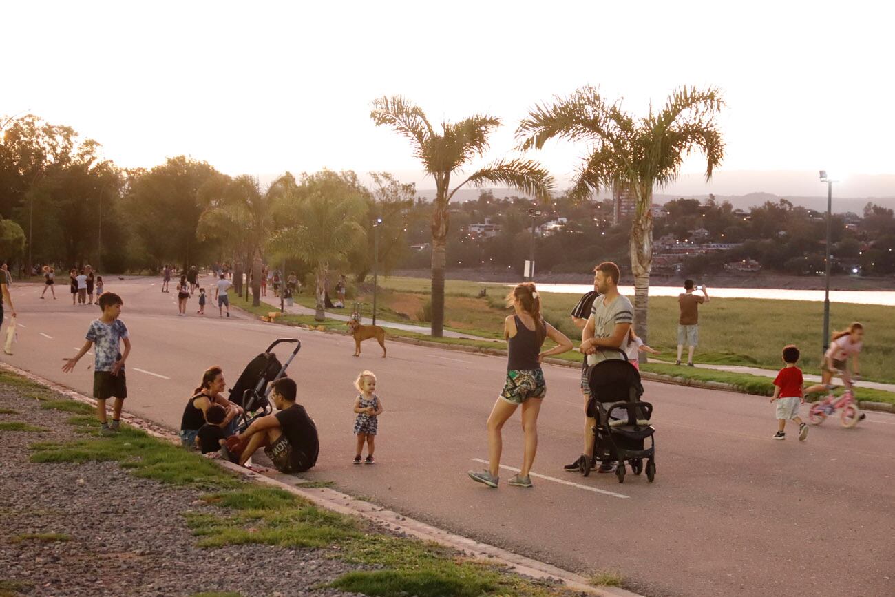 Villa Carlos Paz, temporada turística, mucha gente en el centro y en la Costanera sobre el lago San Roque. 
(La Voz)