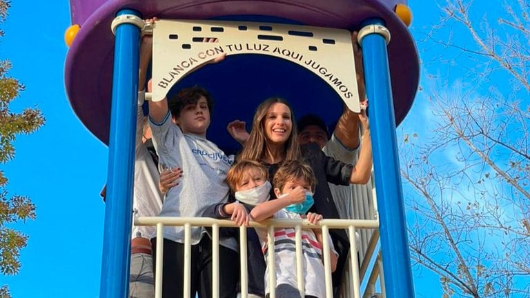 Pampita y Benjamín Vicuña inauguraron una plaza en honor a su hija.