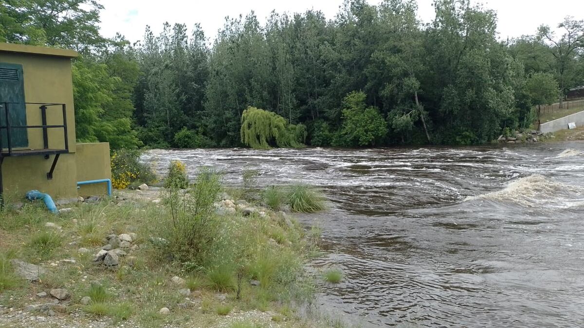 Un poco de alivio para Paravachasca: llegaron las crecidas, pero se mantiene la restricción de agua