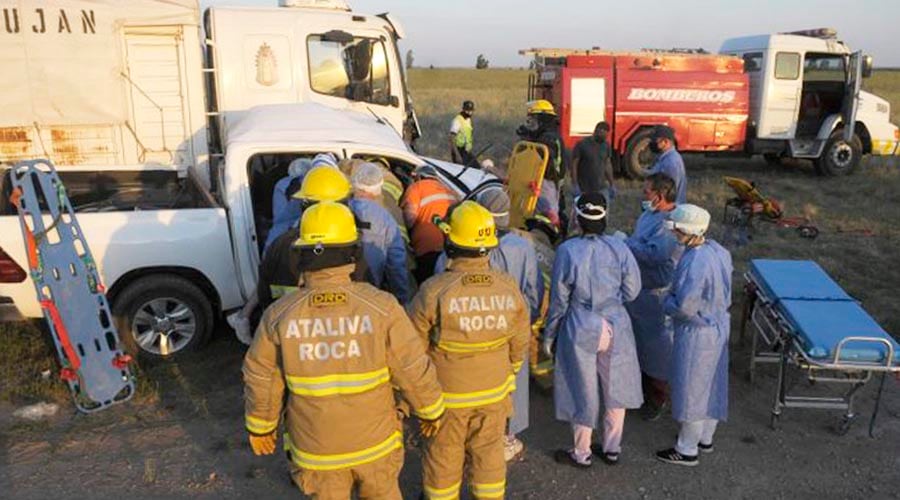 Los bomberos debieron trabajar para liberar al conductor 