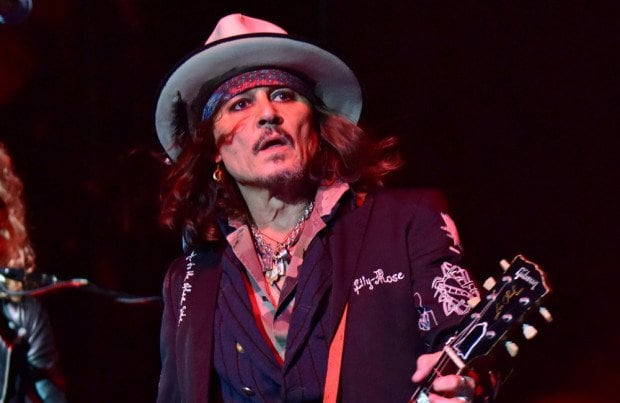 Johnny Depp tocando con los Hollywood Vampires.